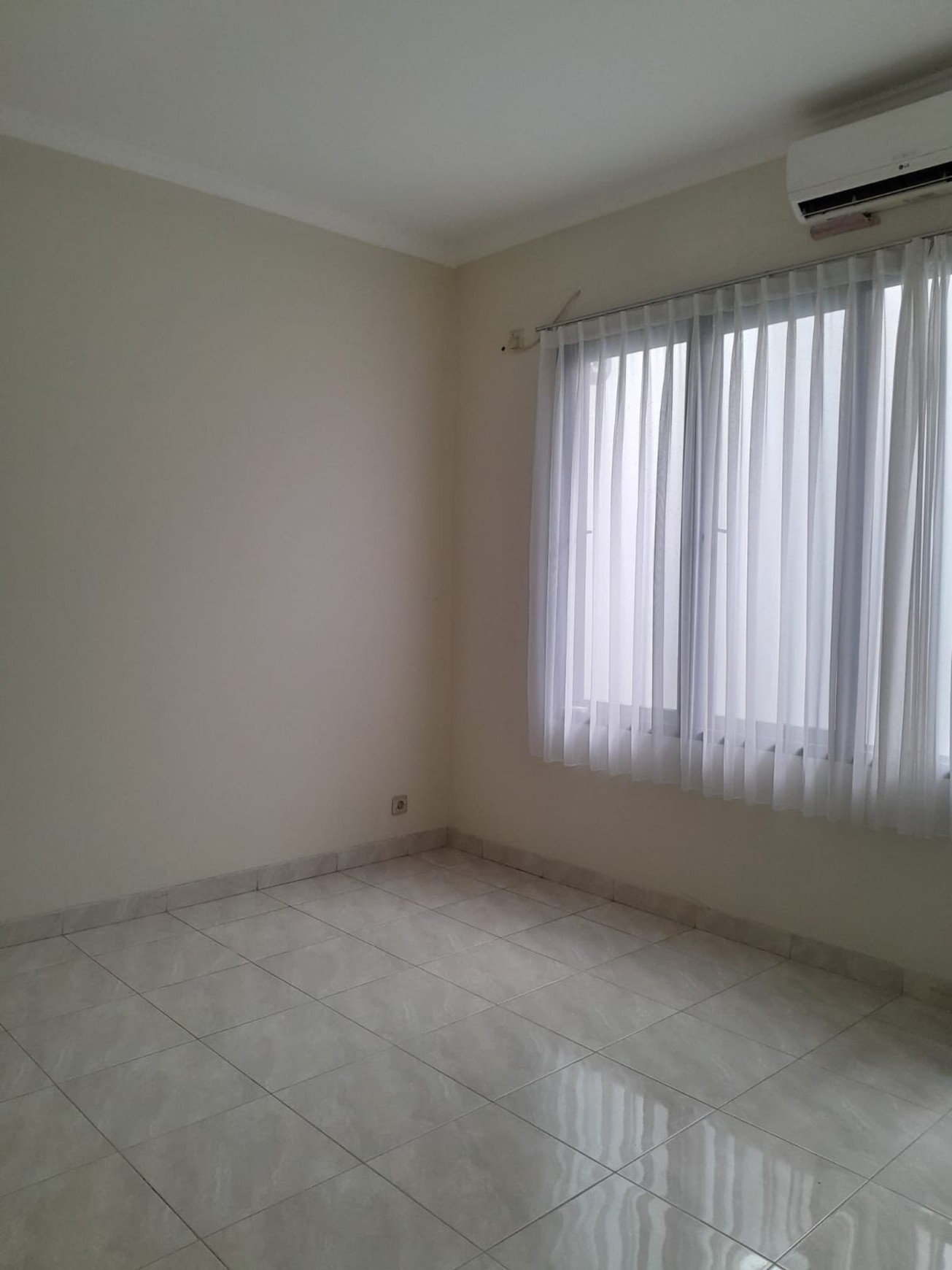 Rumah dengan halaman asri di dalam rumah kawasan Puri Bintaro Sektor 9
