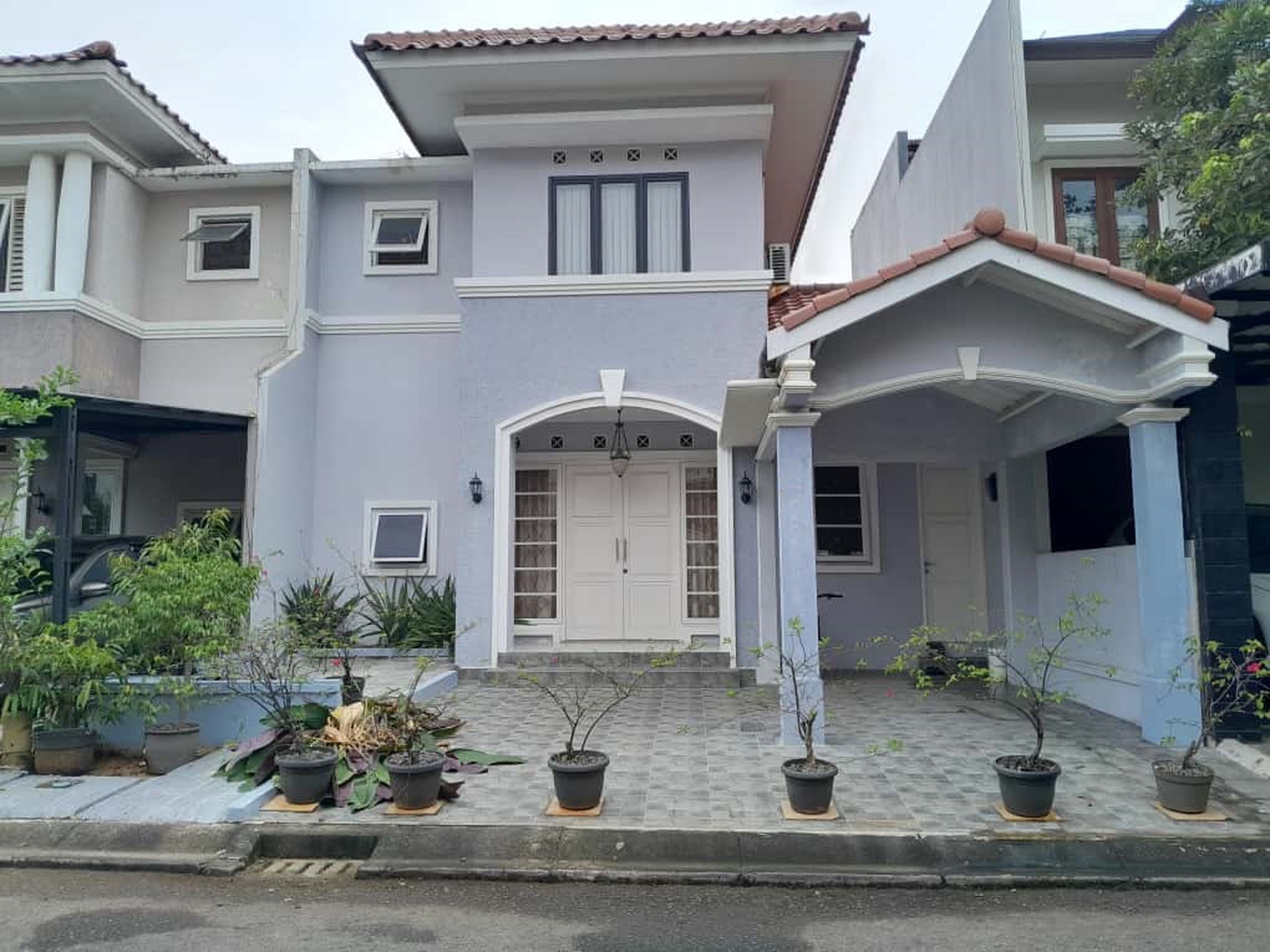Rumah dengan halaman asri di dalam rumah kawasan Puri Bintaro Sektor 9