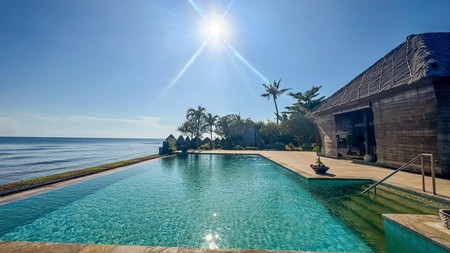 BEACHFRONT VILLA IN LOVINA WITH PRIVATE POOL AND GUEST HOUSE