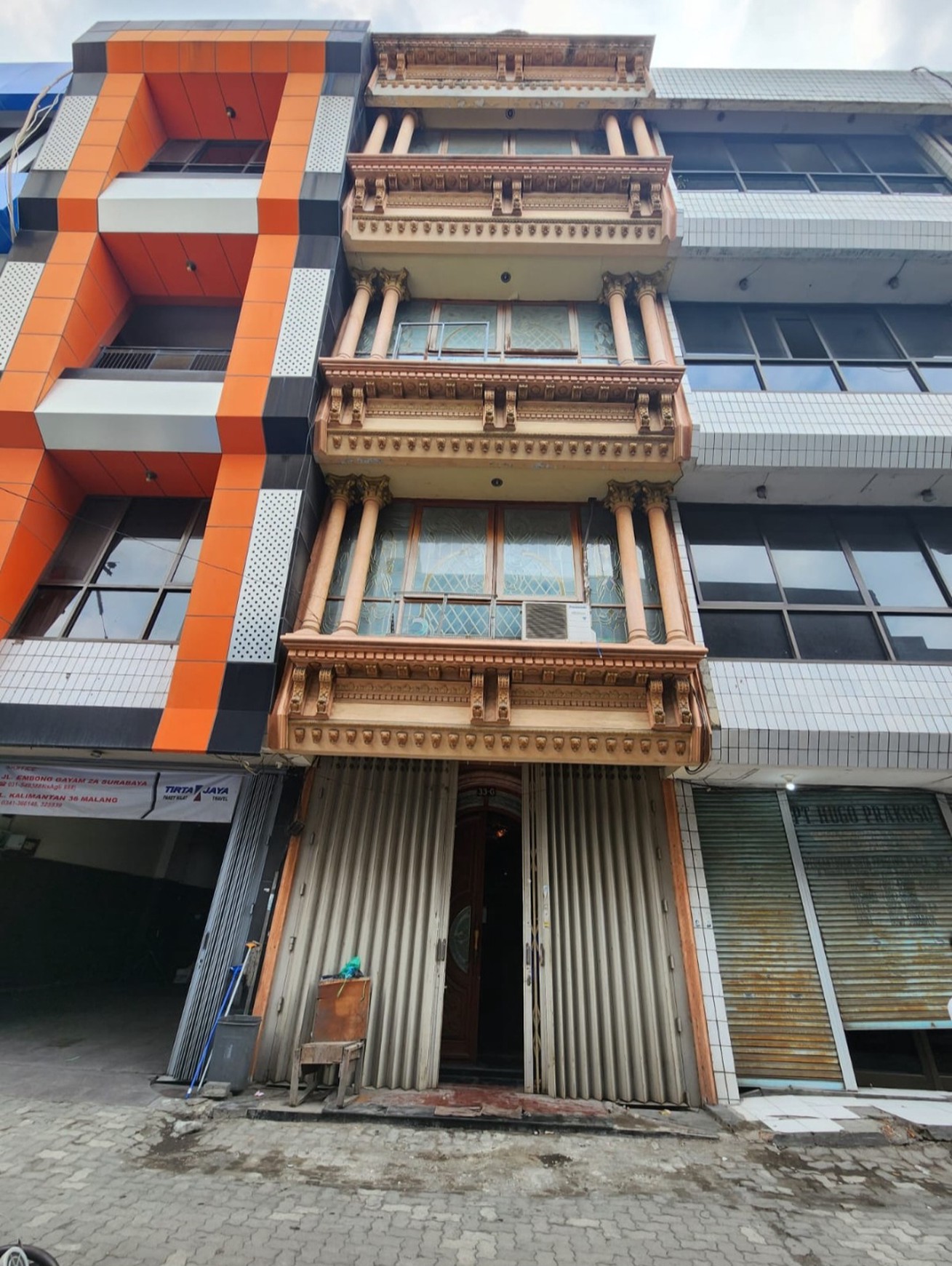 Disewakan Ruko Jalan Panglima Sudirman - Surabaya Pusat Dekat Area Perkantoran, Hokky Buah, Monumen Bambu Runcing , Tunjungan Plaza - Spesial Lantai Marmer Bonus Semi Furnished