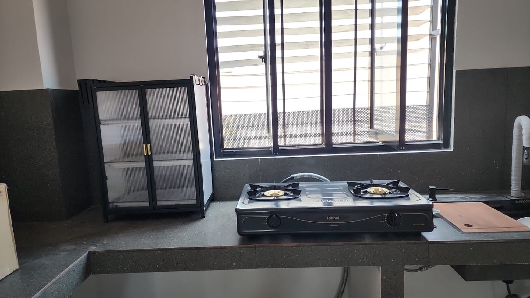 Rumah Kos Eksklusif 28 Kamar Dekat Ubaya - SHM & Full Furnished, Investasi Siap Cashflow