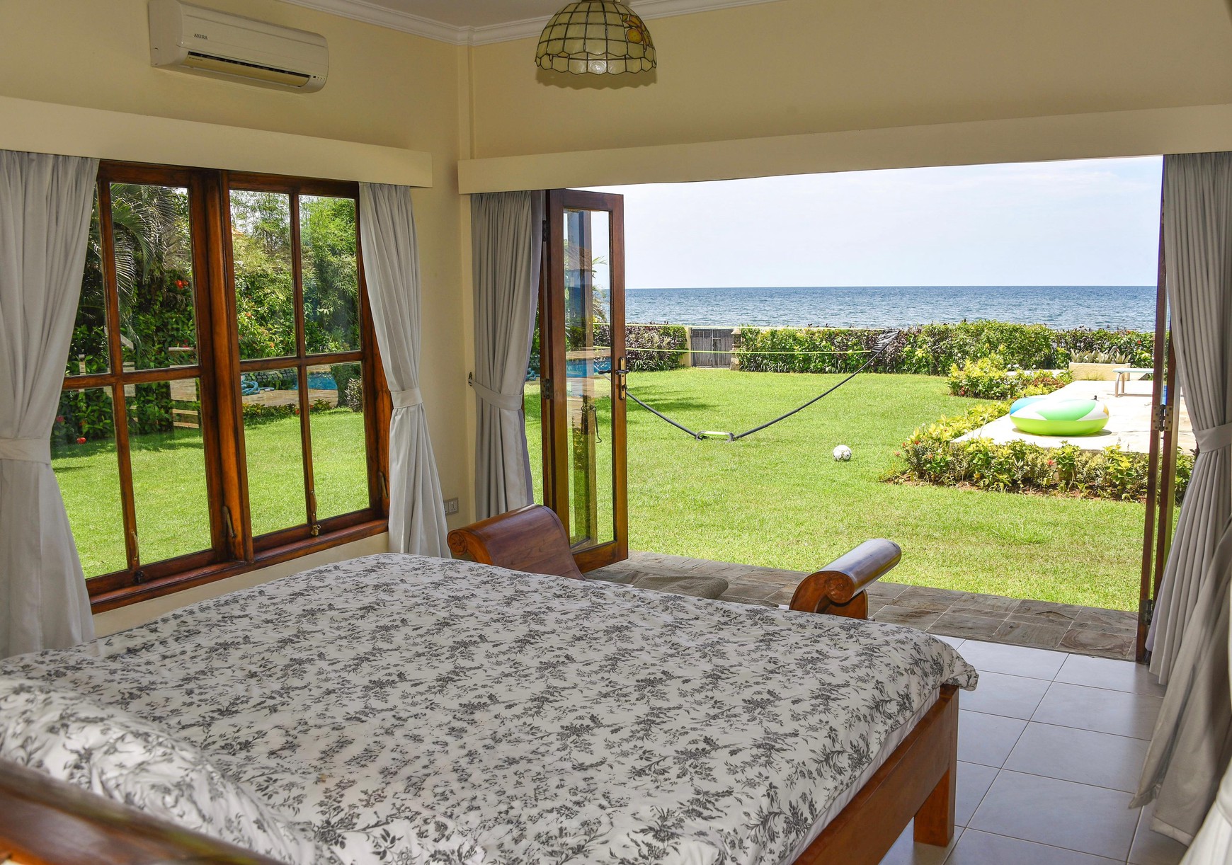 BEACHFRONT VILLA IN LOVINA WITH PANORAMIC OCEAN VIEWS