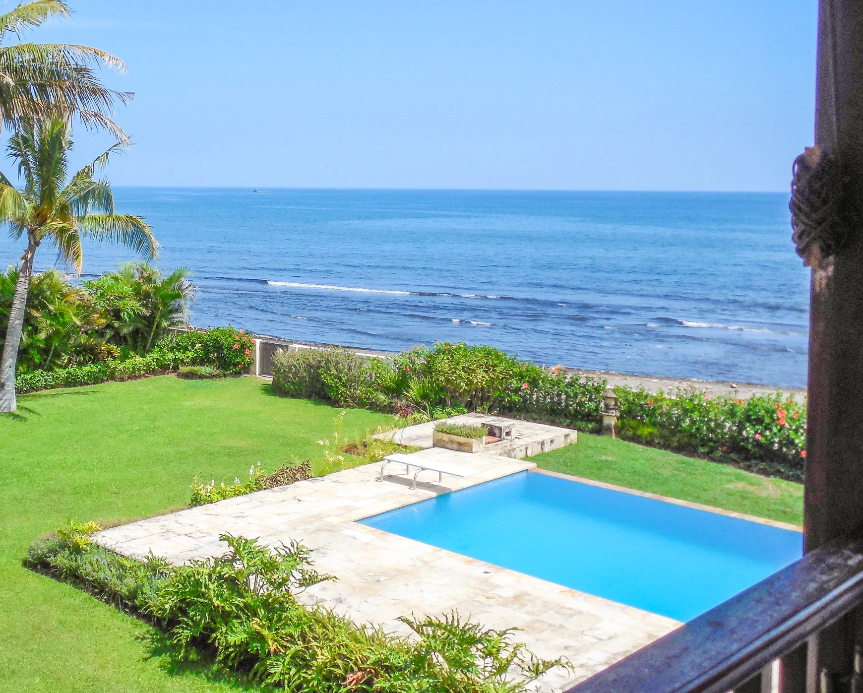 BEACHFRONT VILLA IN LOVINA WITH PANORAMIC OCEAN VIEWS