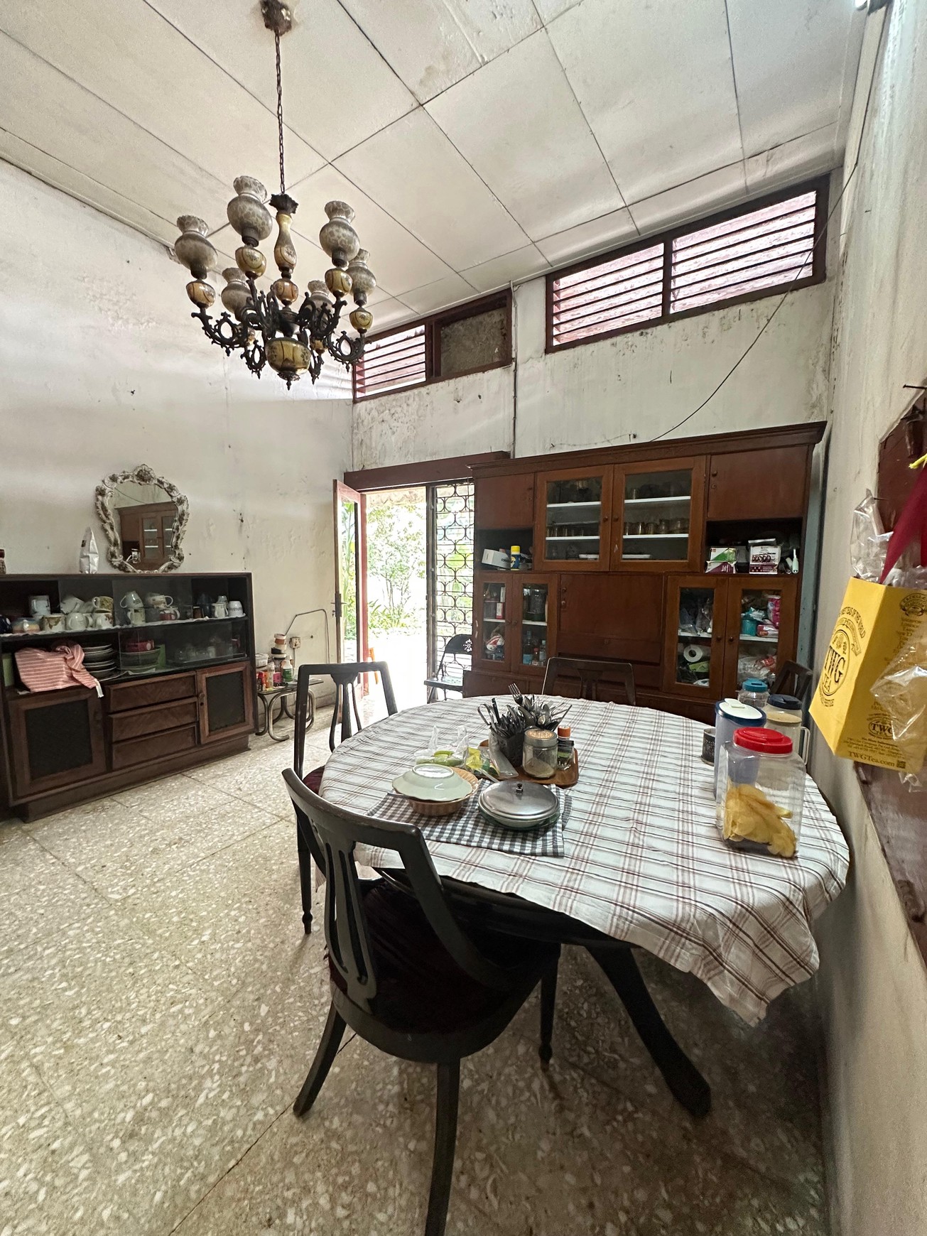 Dijual sebidang Tanah + Rumah & Gudang di Palmerah Barat Jakarta Barat