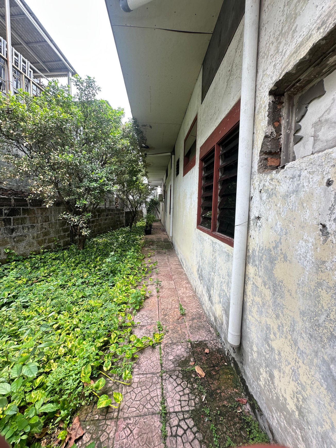 Dijual sebidang Tanah + Rumah & Gudang di Palmerah Barat Jakarta Barat