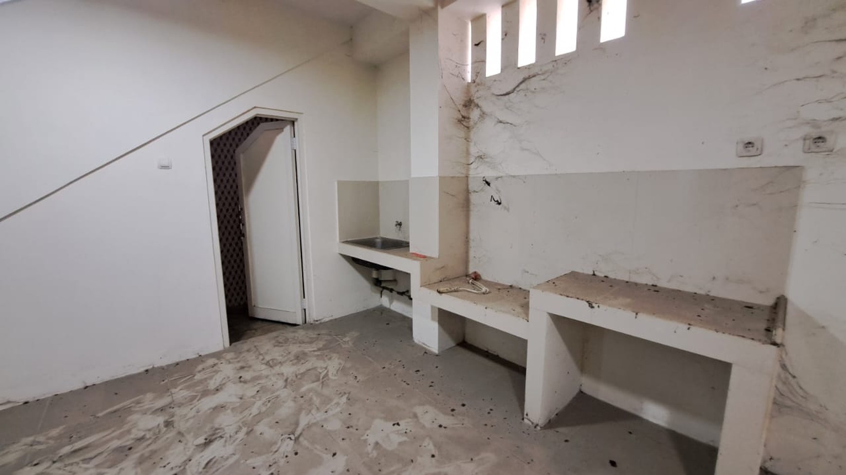 Disewakan Ruko 3 Lantai Lokasi Strategis di Kawasan Bisnis Kota Magelang 