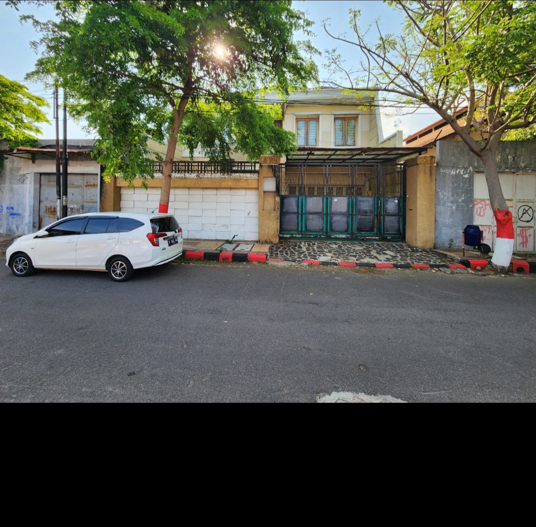 Dijual Rumah Jalan Barito - Kota Madiun Strategis lokasi Komersial area - Garasi Carport masuk 7 Mobil Plus Bangunan Gudang - Cocok buat Segala Usaha 