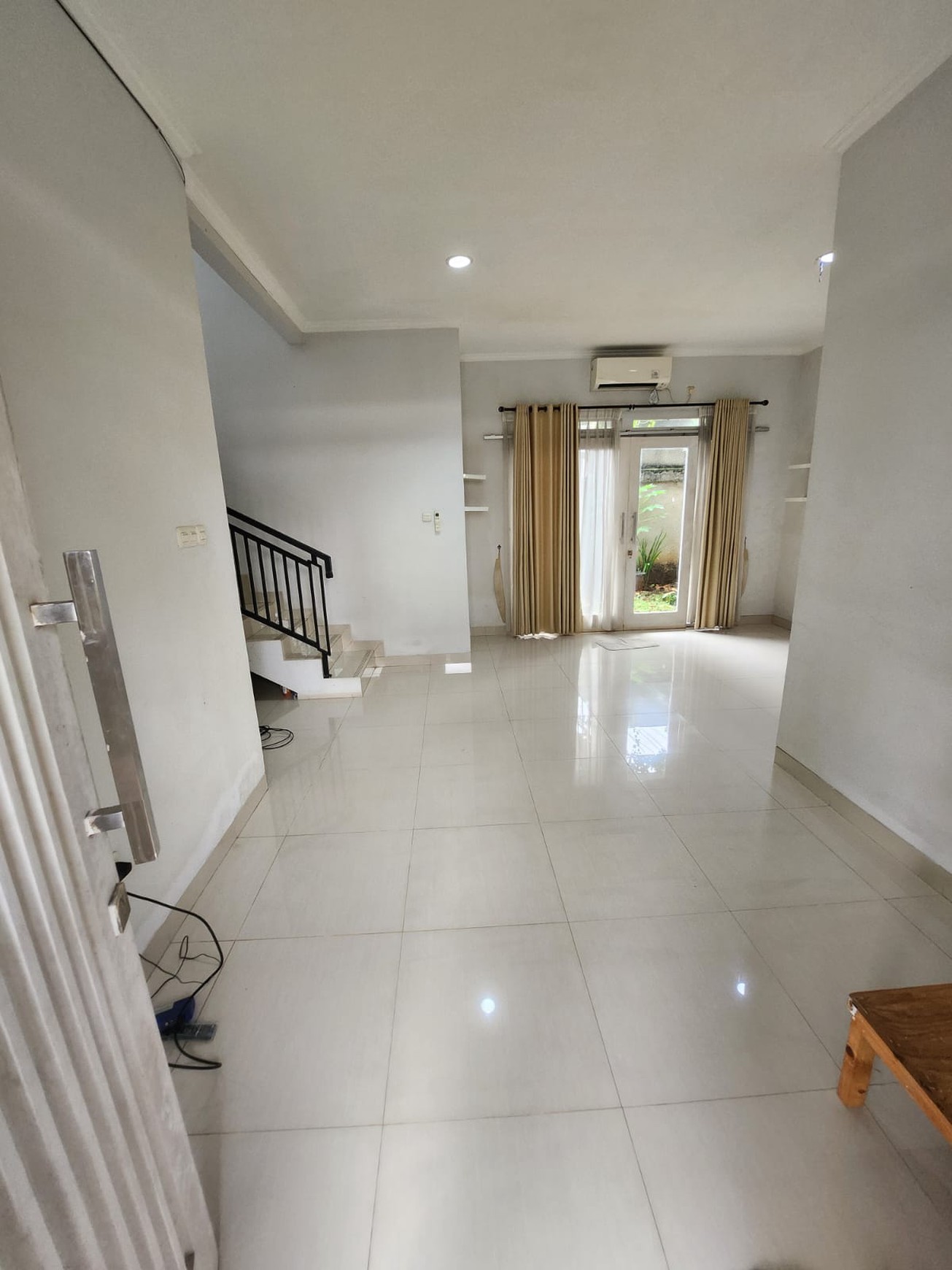 Rumah minimalis bagus, kemanan 24 Jam Lokasi strategis dekat ST. Sudimara