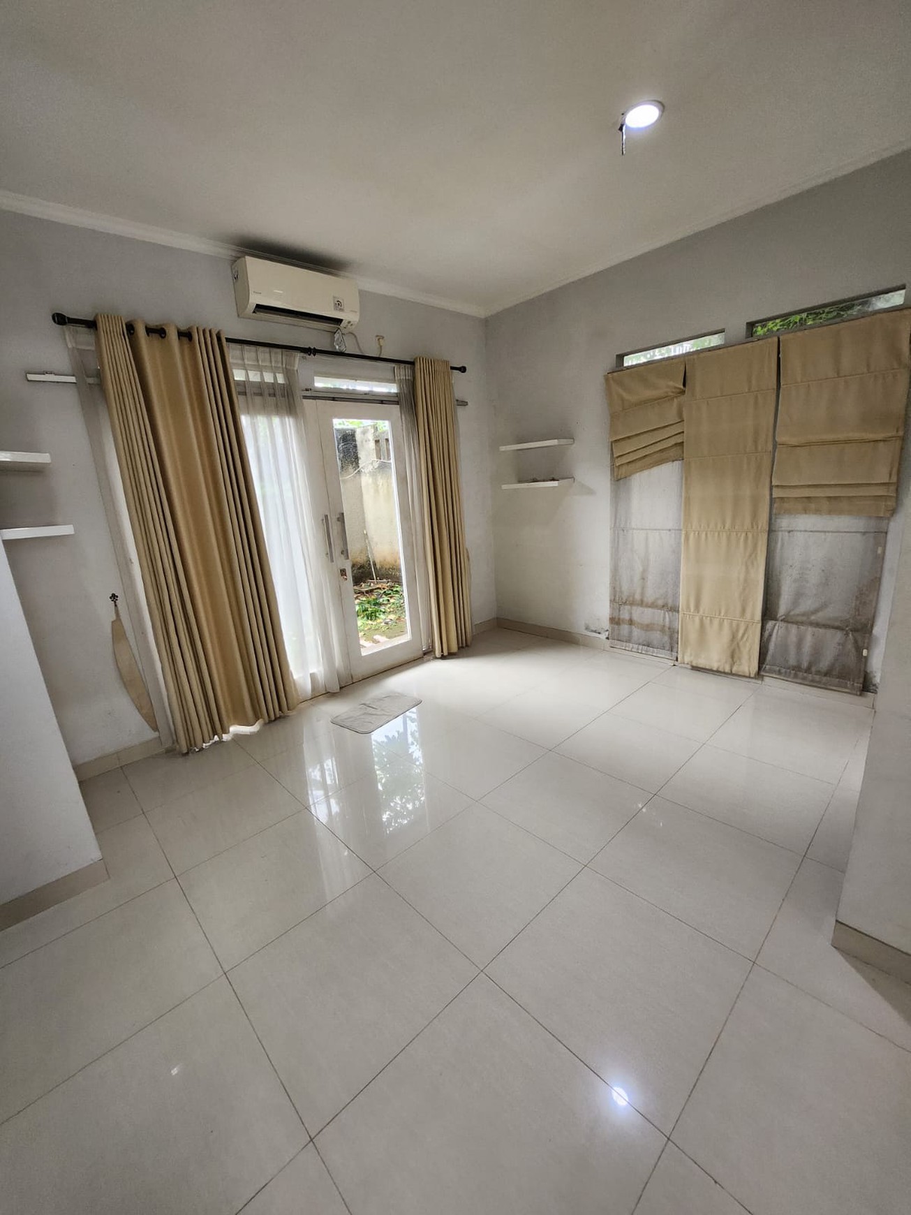 Rumah minimalis bagus, kemanan 24 Jam Lokasi strategis dekat ST. Sudimara