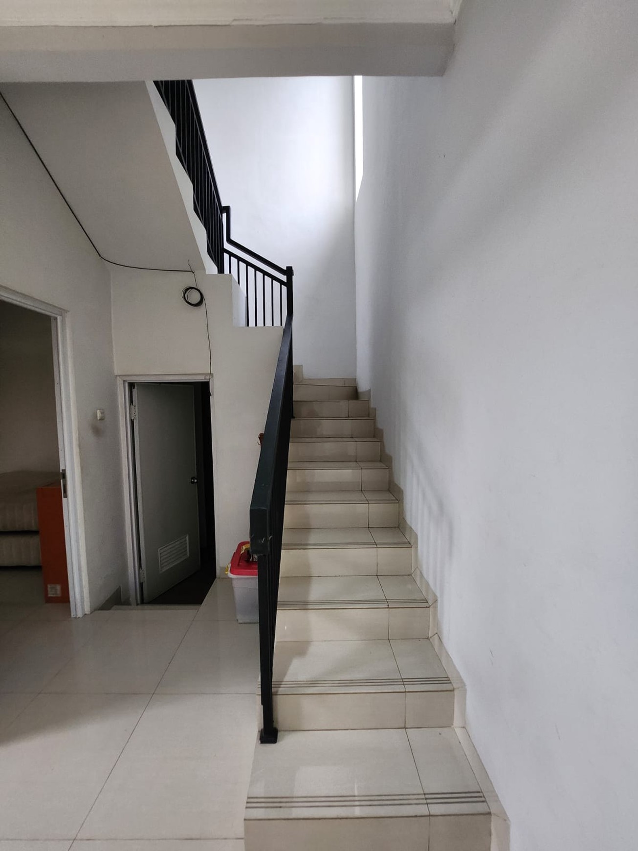 Rumah minimalis bagus, kemanan 24 Jam Lokasi strategis dekat ST. Sudimara