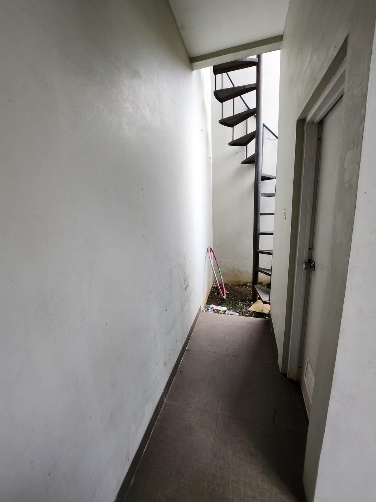 Rumah minimalis bagus, kemanan 24 Jam Lokasi strategis dekat ST. Sudimara