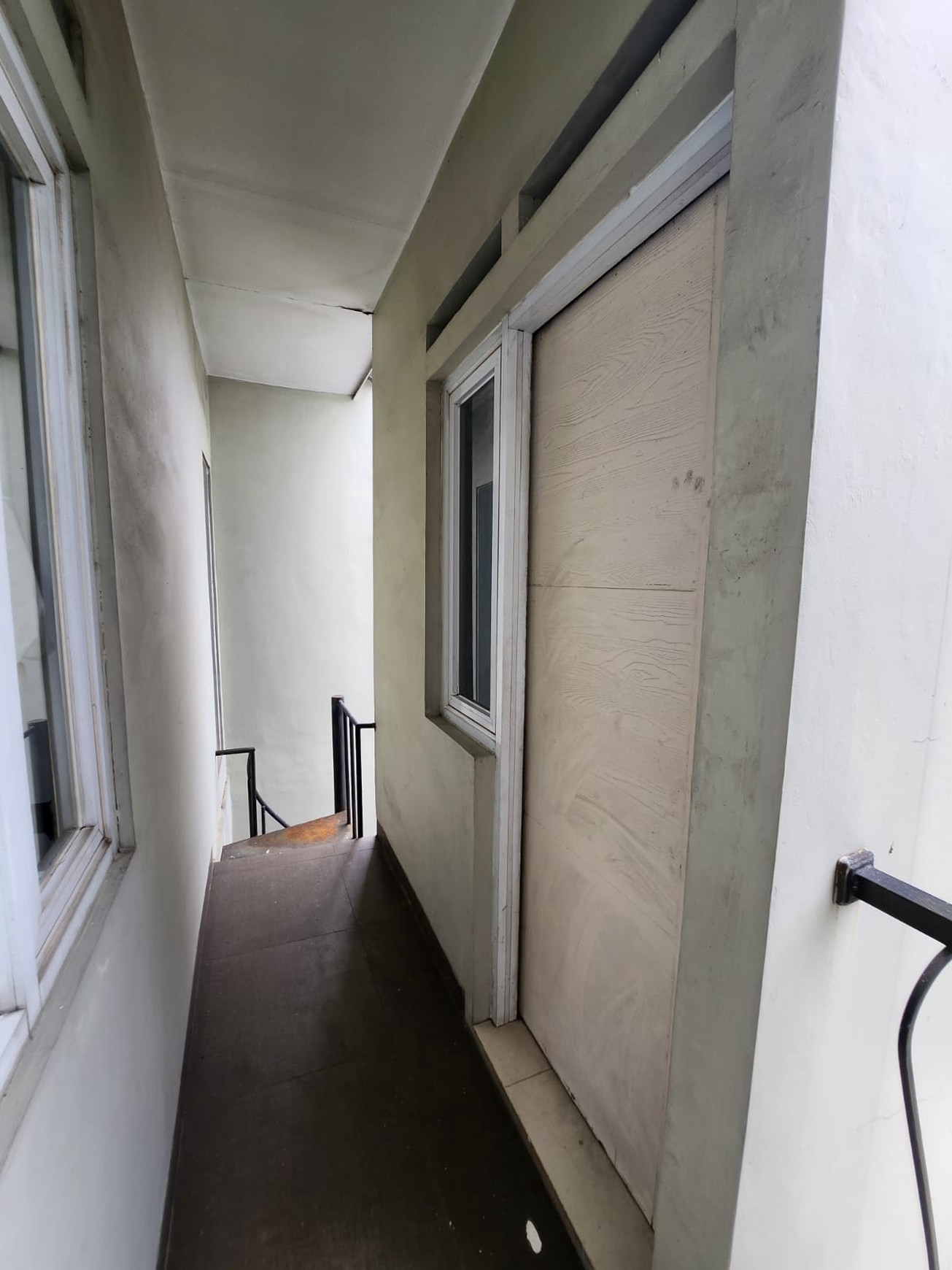 Rumah minimalis bagus, kemanan 24 Jam Lokasi strategis dekat ST. Sudimara