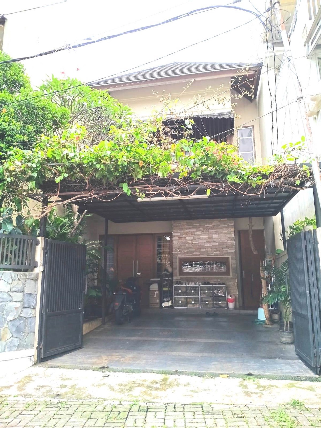 Rumah 2 Lantai, siap Huni, di dalam komplek Cireundeu