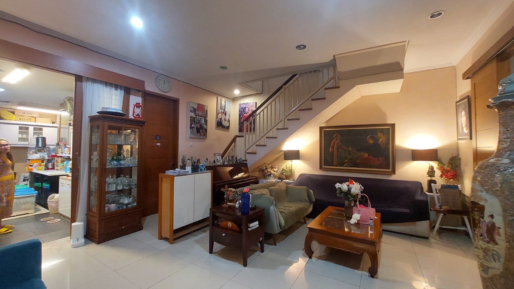 Rumah 2 Lantai, siap Huni, di dalam komplek Cireundeu