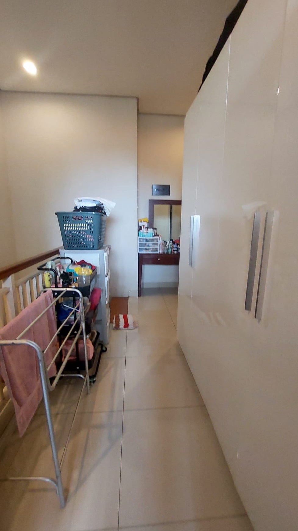 Rumah 2 Lantai, siap Huni, di dalam komplek Cireundeu