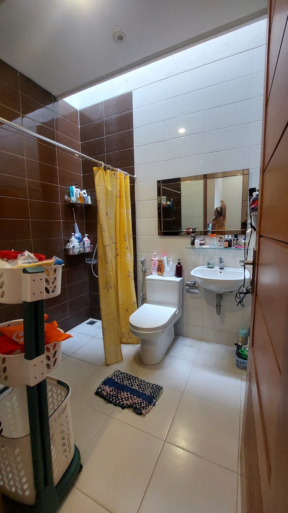 Rumah 2 Lantai, siap Huni, di dalam komplek Cireundeu