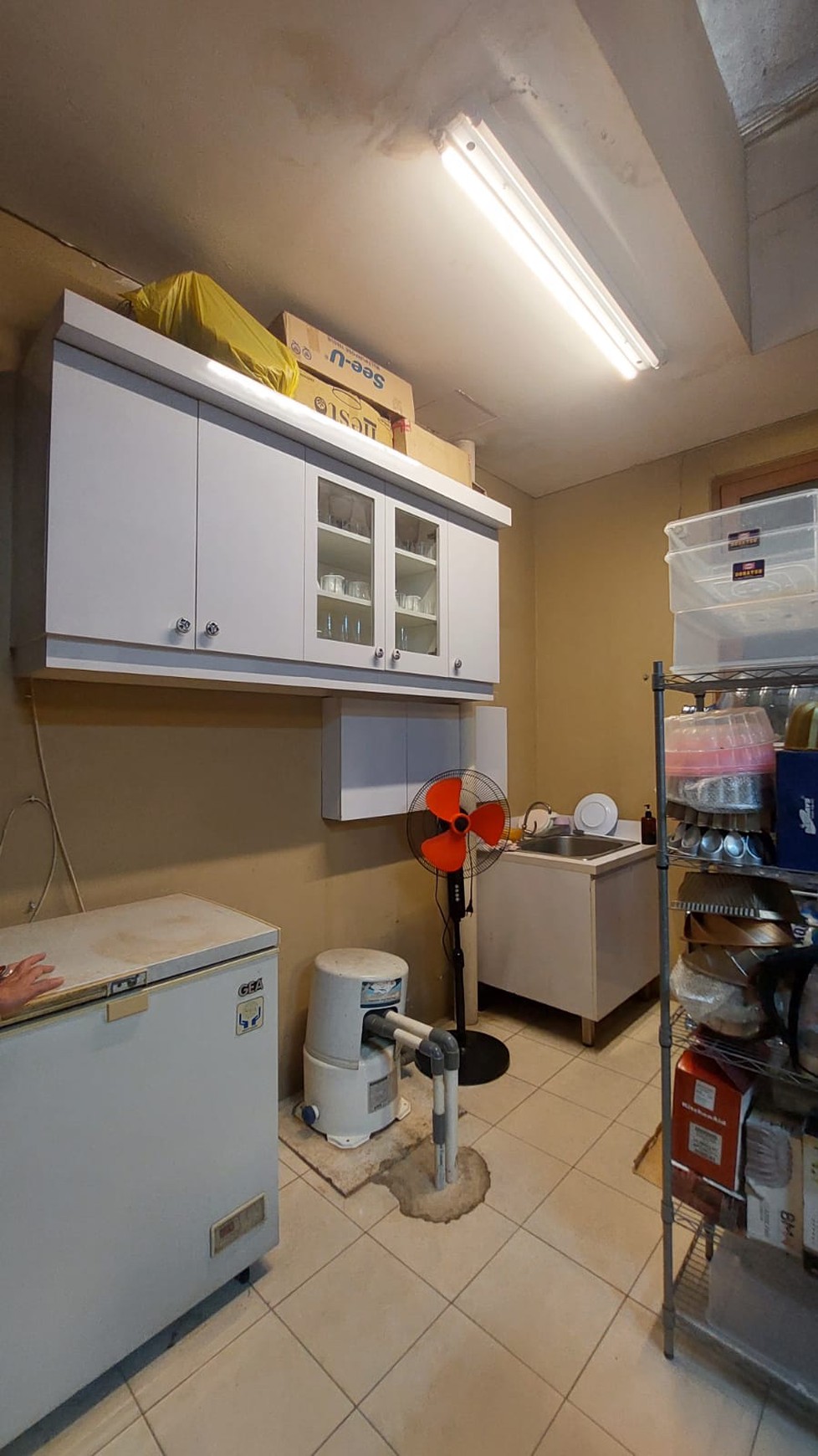 Rumah 2 Lantai, siap Huni, di dalam komplek Cireundeu