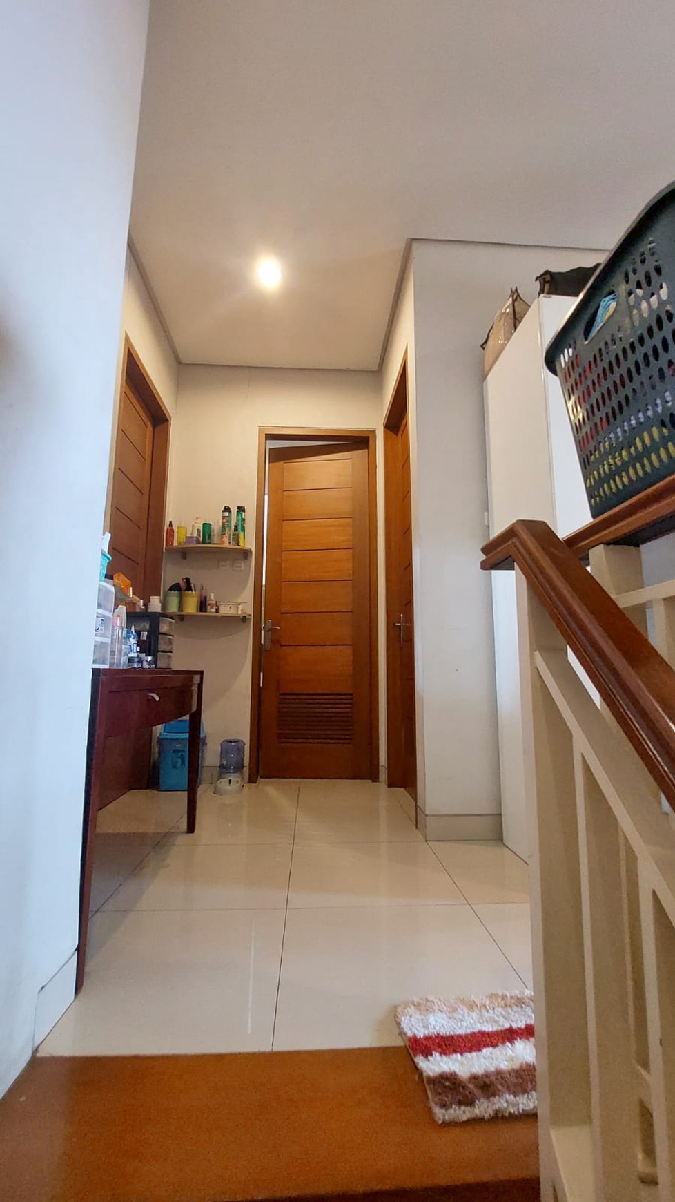 Rumah 2 Lantai, siap Huni, di dalam komplek Cireundeu