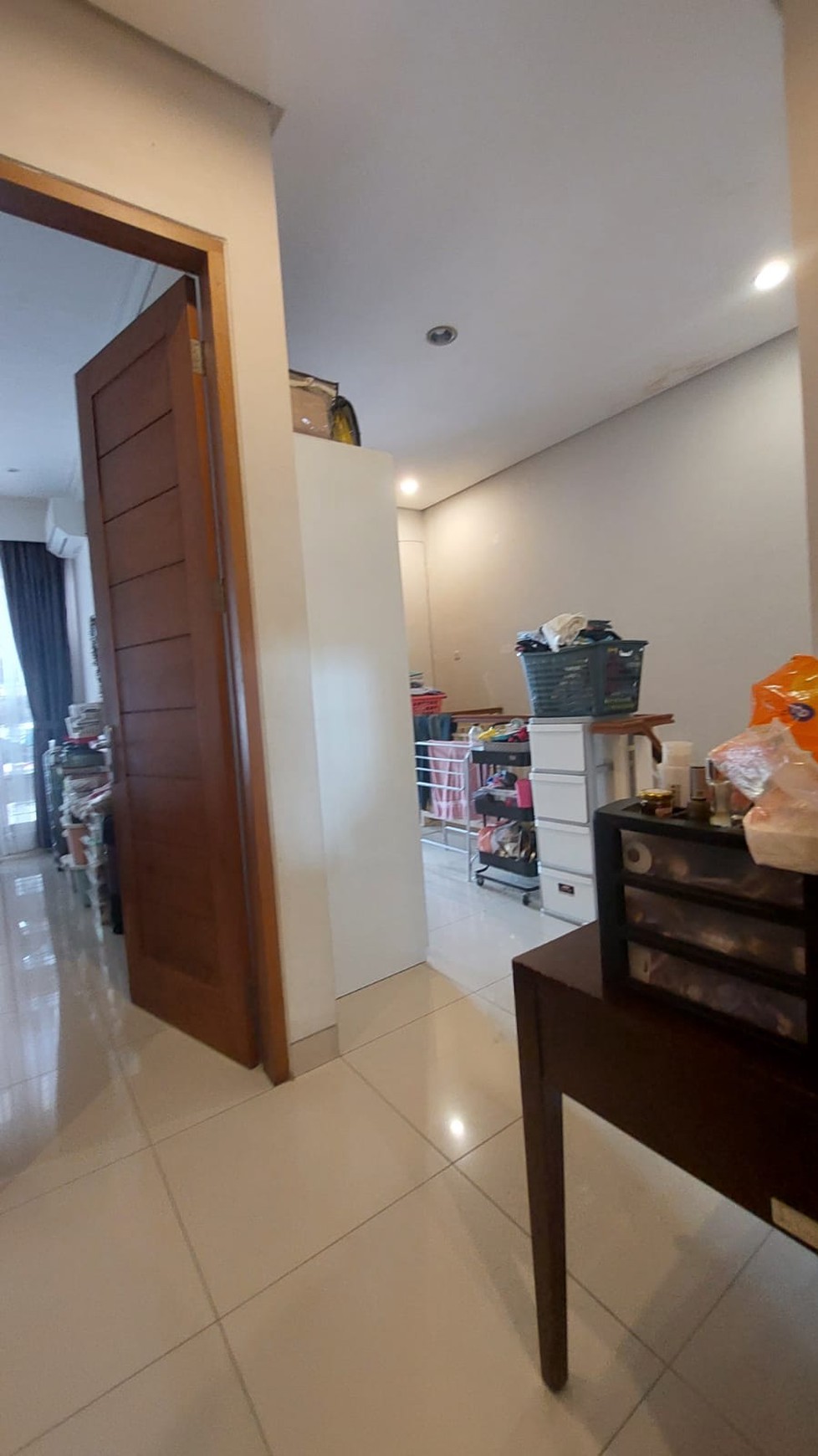 Rumah 2 Lantai, siap Huni, di dalam komplek Cireundeu