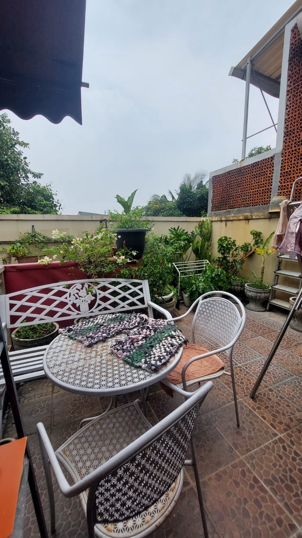 Rumah 2 Lantai, siap Huni, di dalam komplek Cireundeu