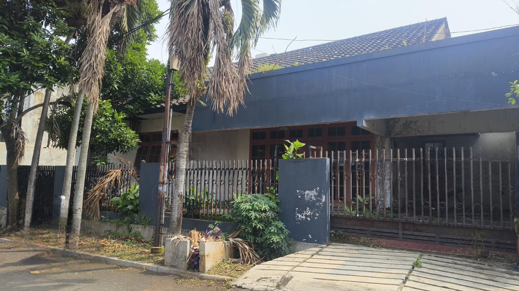 Dijual Rumah - Hitung Tanah saja, Lokasi Strategis dan Nyaman