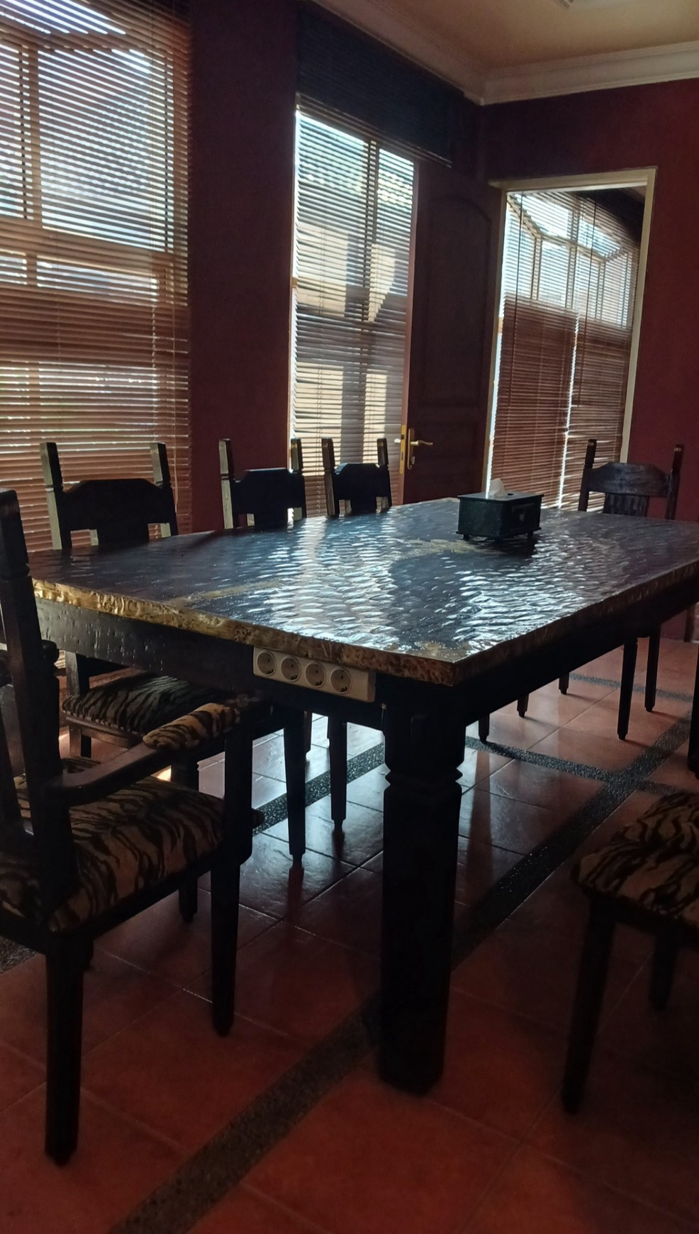 Disewakan Murah Kantor dan Gudang Lokasi Strategis Pinggir Jalan Besar dekat Cipadu dan Toll Gate..