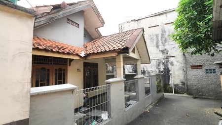 Dijual Cepat Rumah Strategis di Margonda 1 Lantai 3 Kamar Tidur