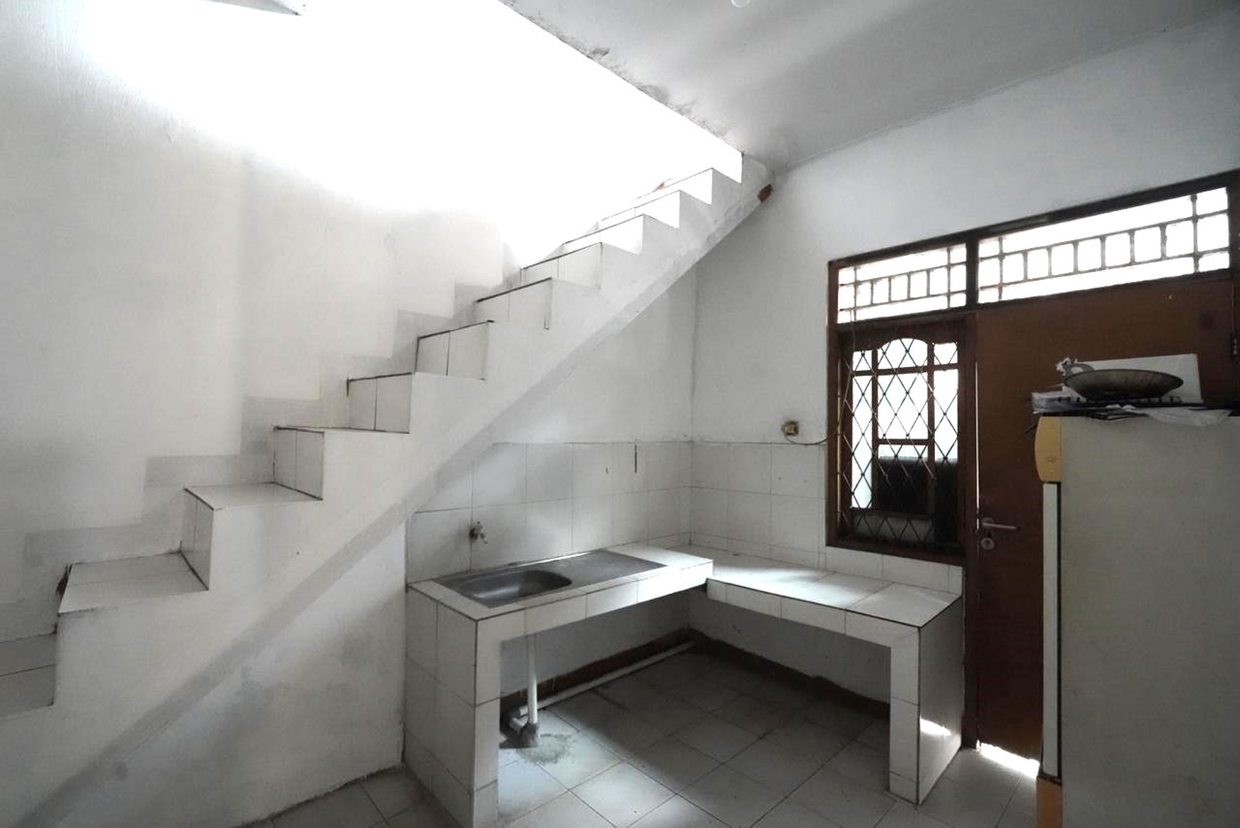 Dijual Cepat Rumah Strategis di Margonda 1 Lantai 3 Kamar Tidur