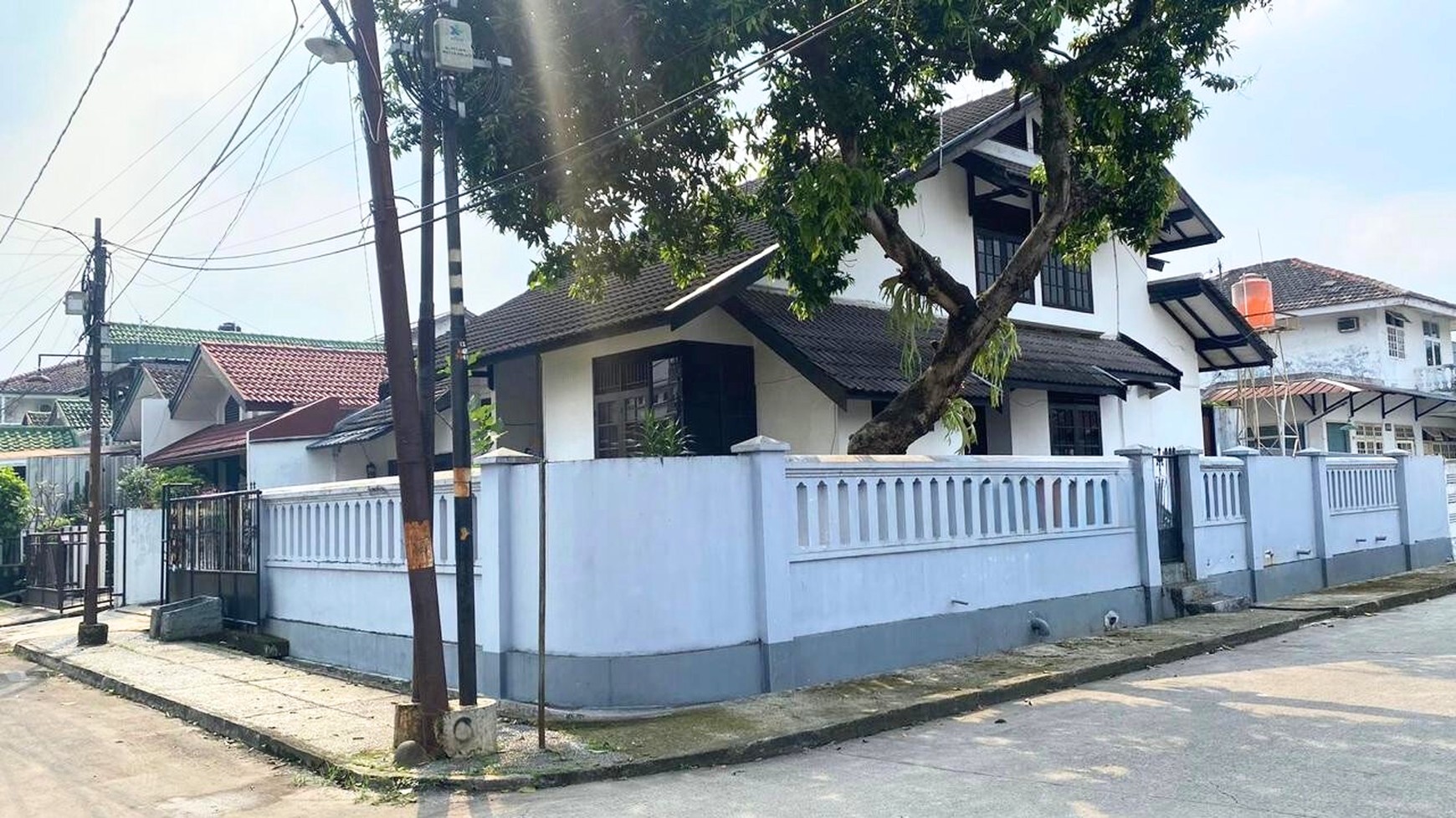 Rumah Posisi Hook 2 Lantai di Cinere Ceiling Tinggi Luas & Siap Huni