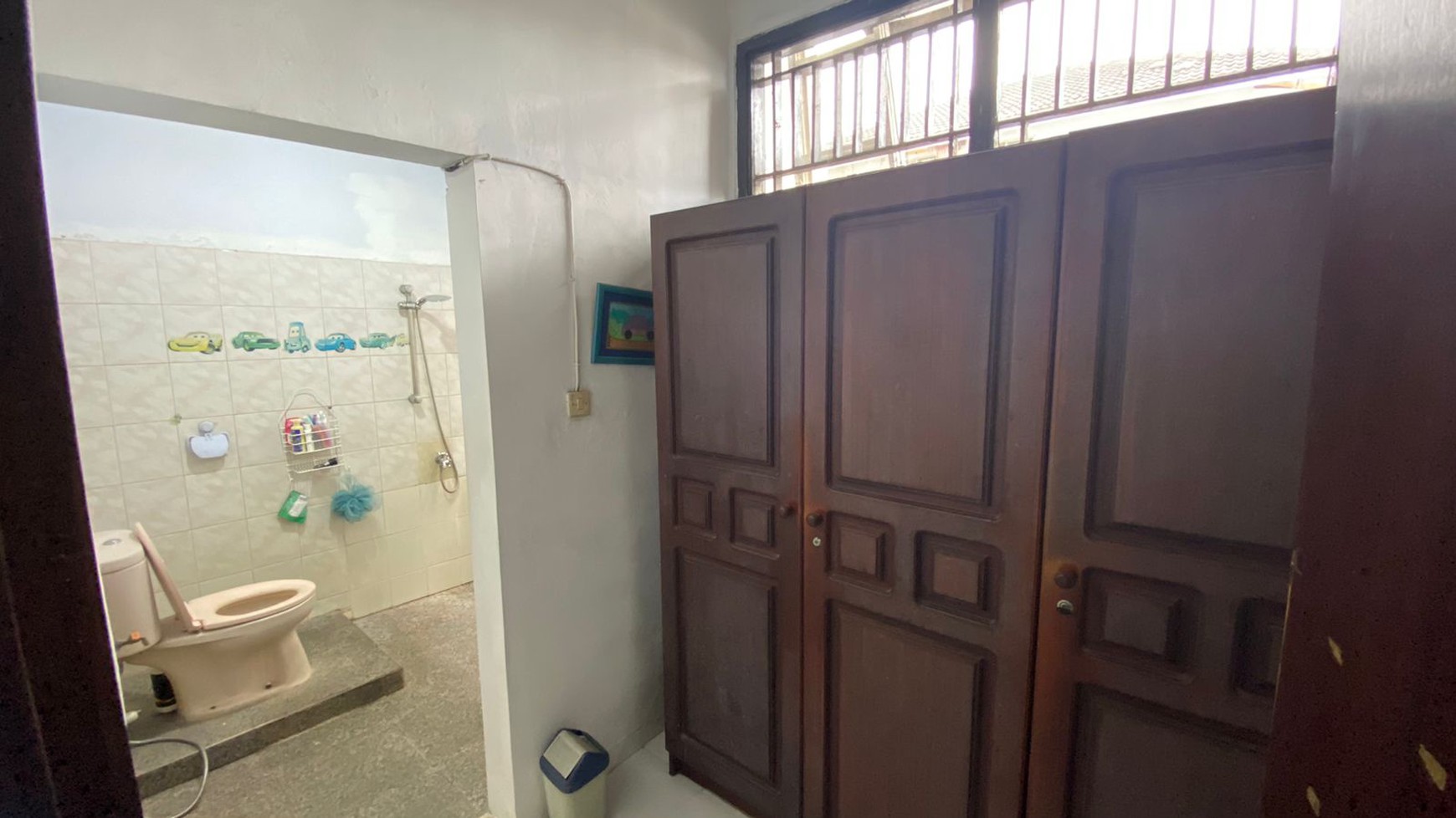 Rumah Posisi Hook 2 Lantai di Cinere Ceiling Tinggi Luas & Siap Huni