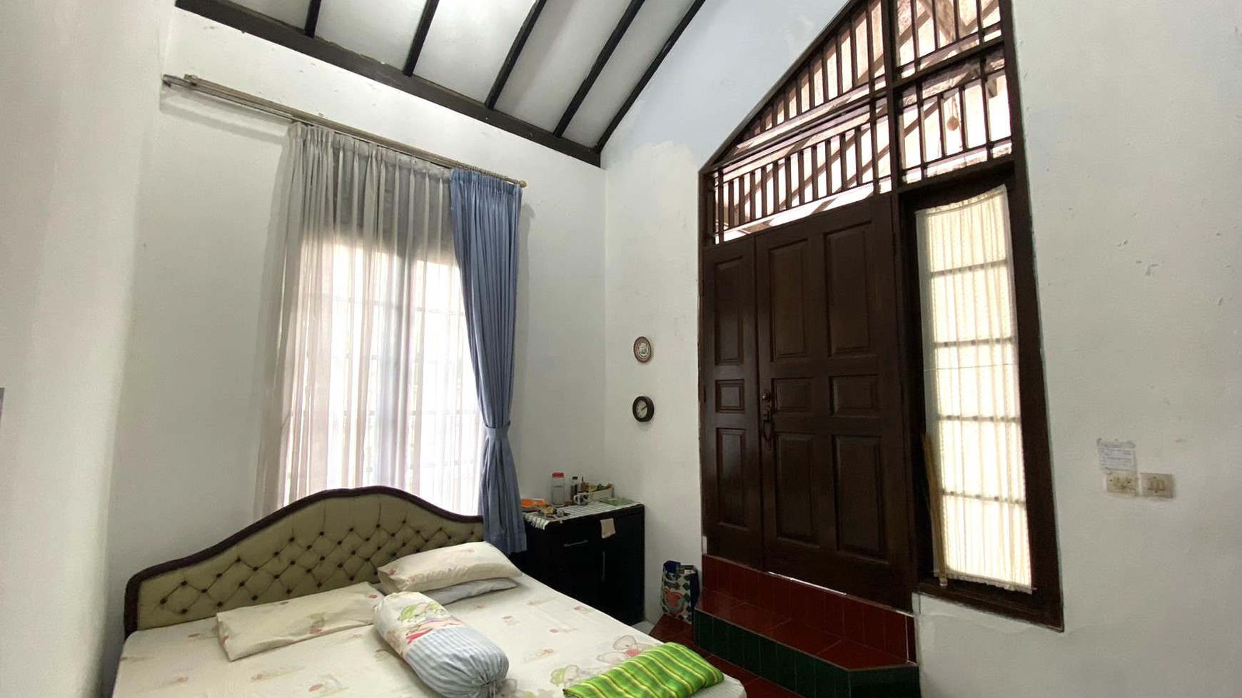 Rumah Posisi Hook 2 Lantai di Cinere Ceiling Tinggi Luas & Siap Huni