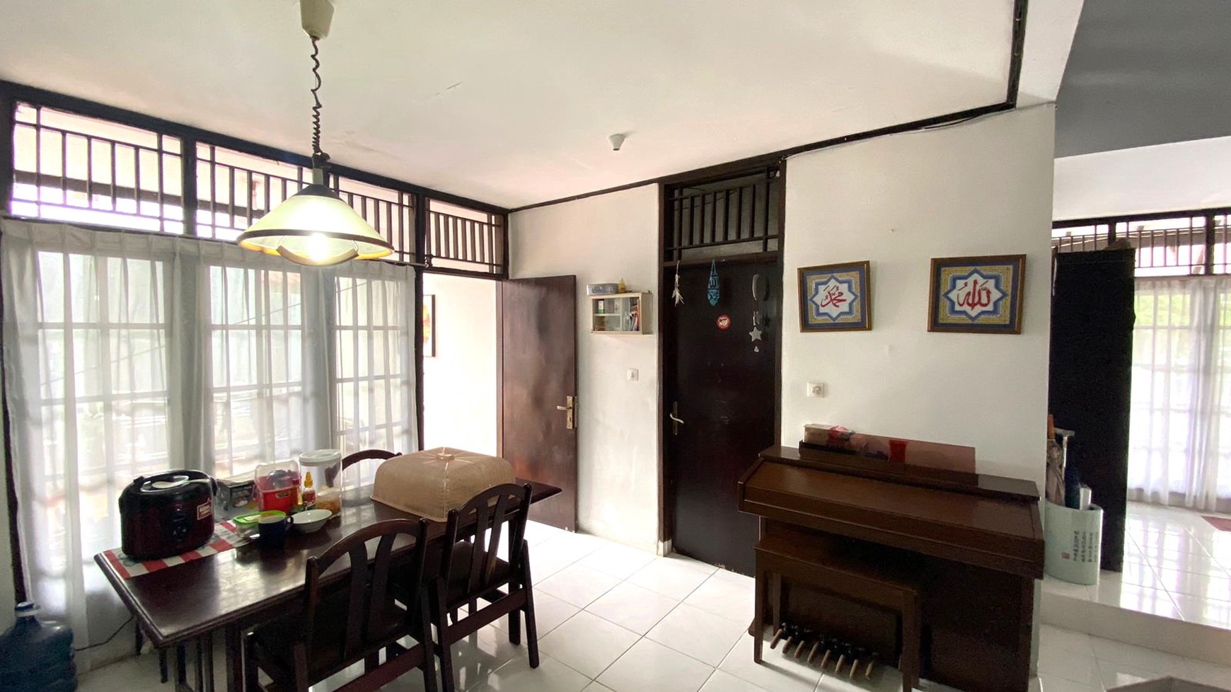 Rumah Posisi Hook 2 Lantai di Cinere Ceiling Tinggi Luas & Siap Huni