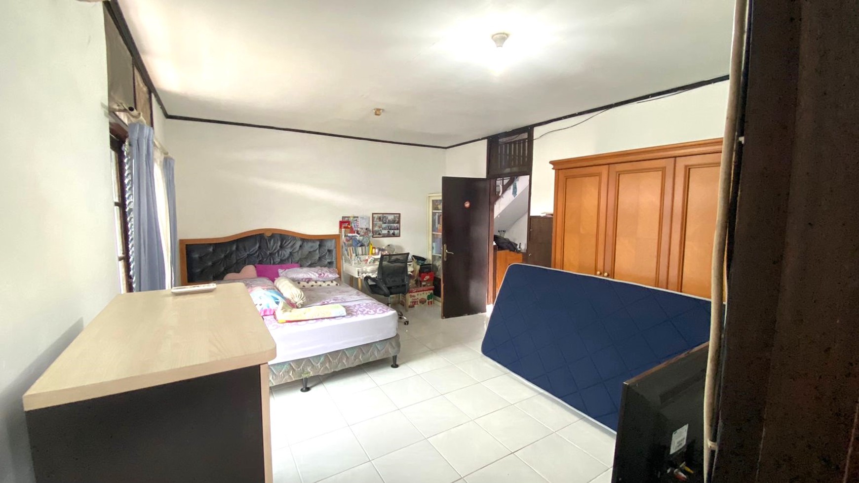 Rumah Posisi Hook 2 Lantai di Cinere Ceiling Tinggi Luas & Siap Huni