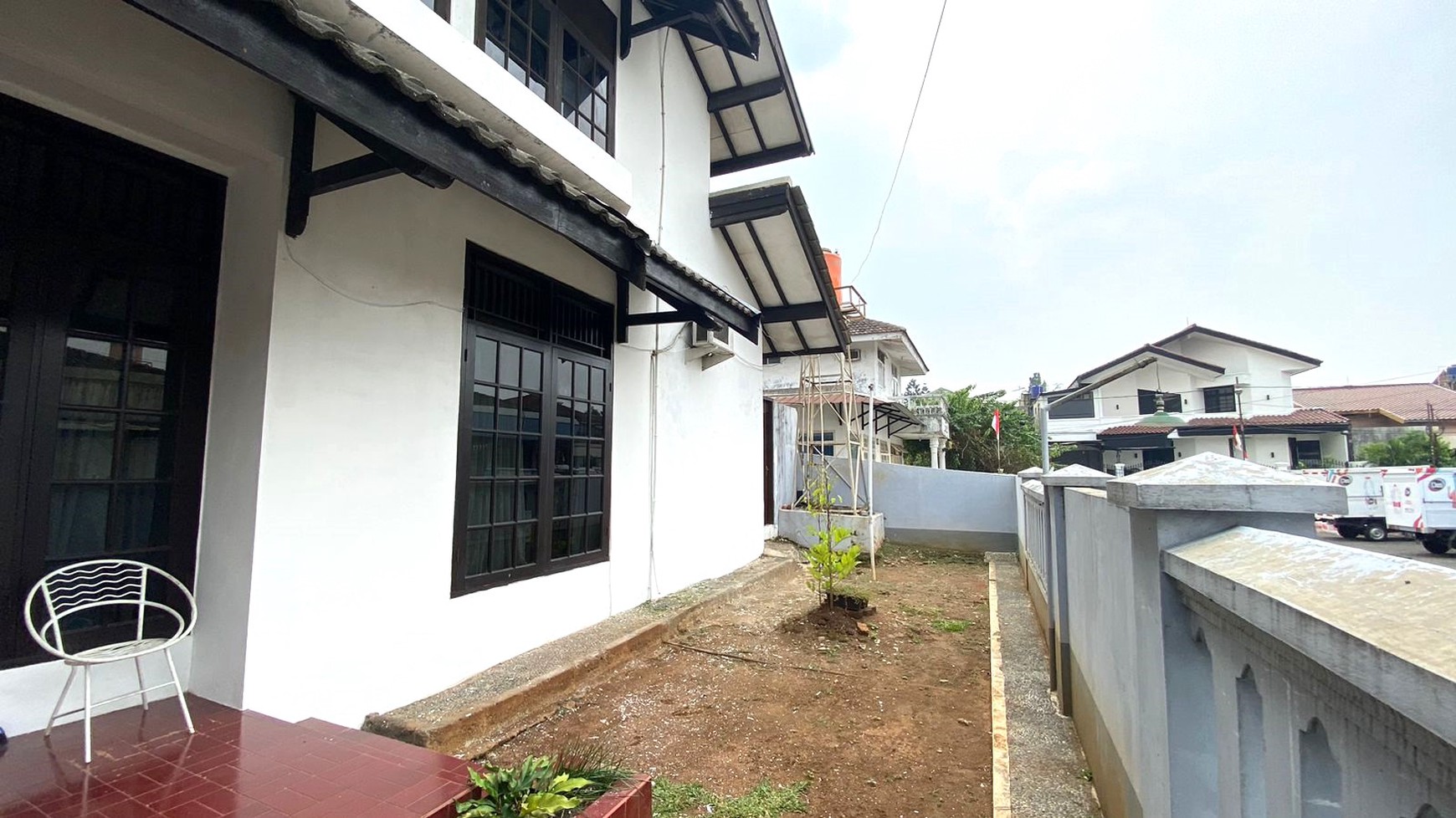 Rumah Posisi Hook 2 Lantai di Cinere Ceiling Tinggi Luas & Siap Huni