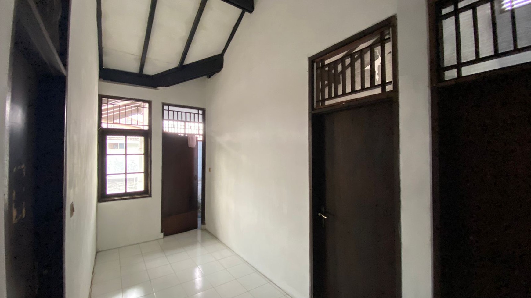 Rumah Posisi Hook 2 Lantai di Cinere Ceiling Tinggi Luas & Siap Huni