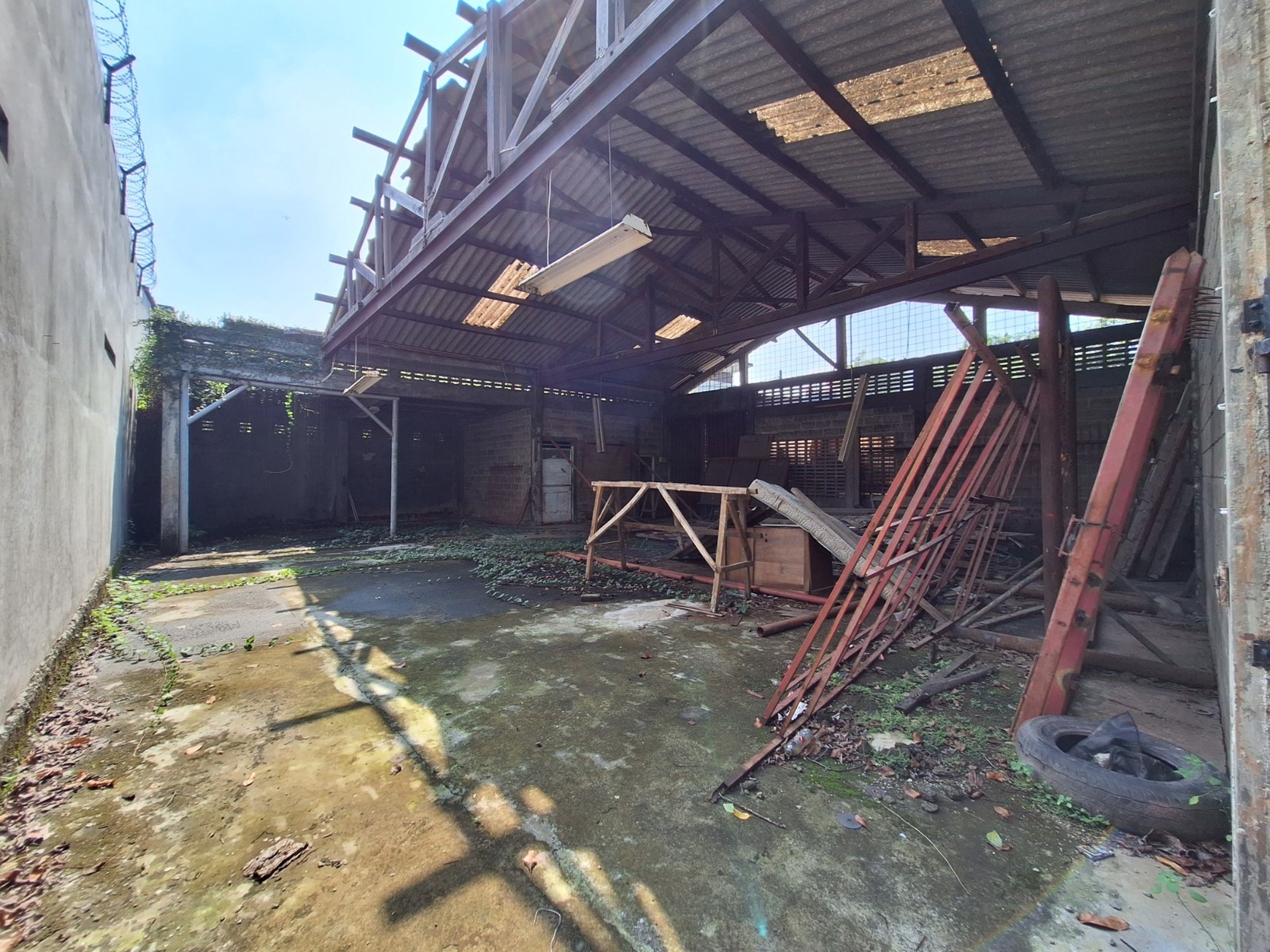 Turun Harga Dijual Tanah & Tempat Usaha Aktif (Alfamart), Rumah dan Tanah di Ciganjur Jagakarsa dengan luas 2310 M2