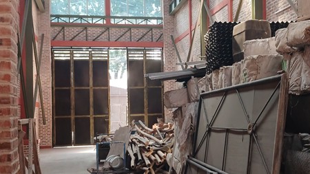 Disewakan Gudang Kokoh Bagus Lokasi Strategis Pinggir Jalan Besar dekat Toll Gate.