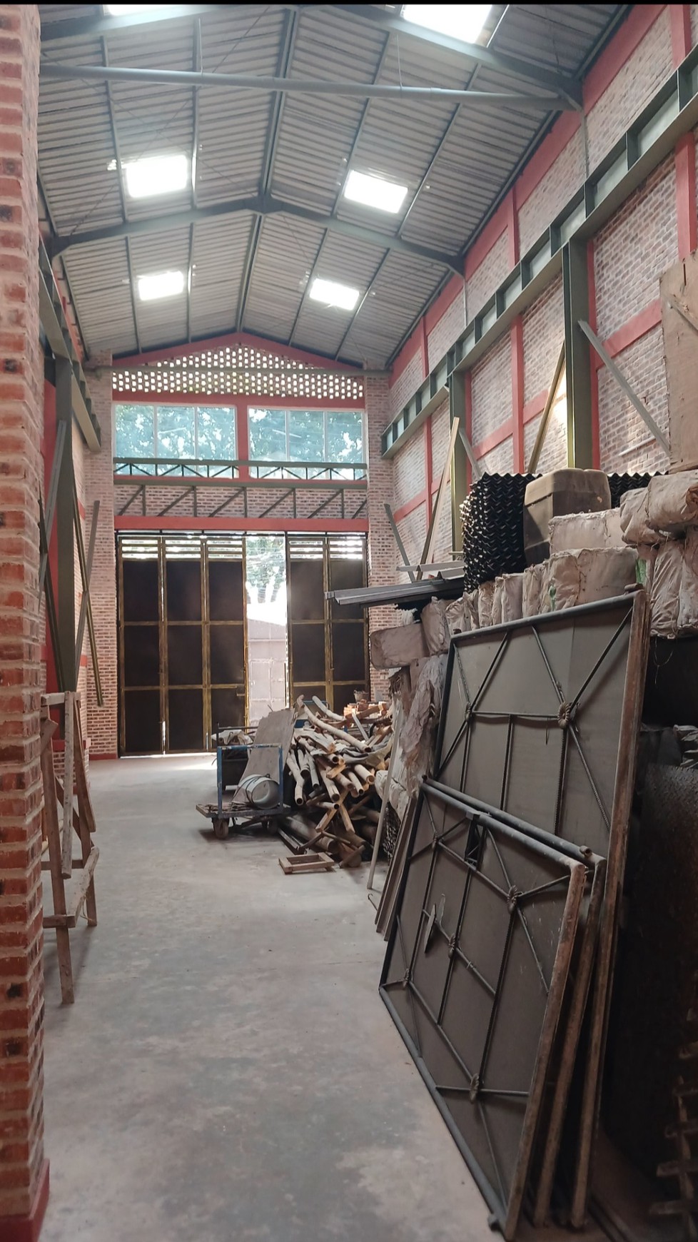 Disewakan Gudang Kokoh Bagus Lokasi Strategis Pinggir Jalan Besar dekat Toll Gate.