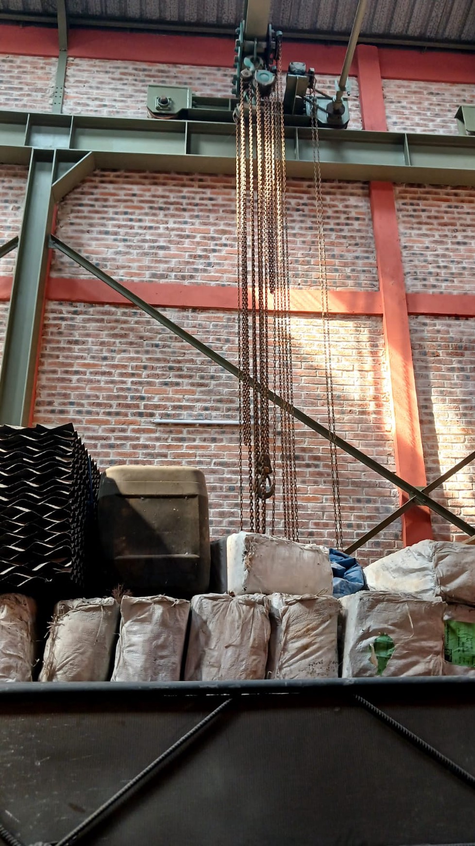 Disewakan Gudang Kokoh Bagus Lokasi Strategis Pinggir Jalan Besar dekat Toll Gate.