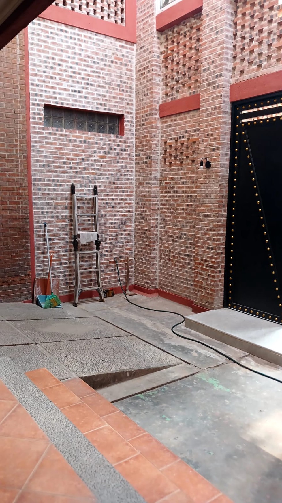 Disewakan Gudang Kokoh Bagus Lokasi Strategis Pinggir Jalan Besar dekat Toll Gate.