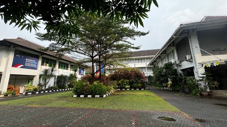 Gedung Kantor Tiga Lantai, Komersial Strategis, Siap Huni, Di Matraman Jakarta Timur