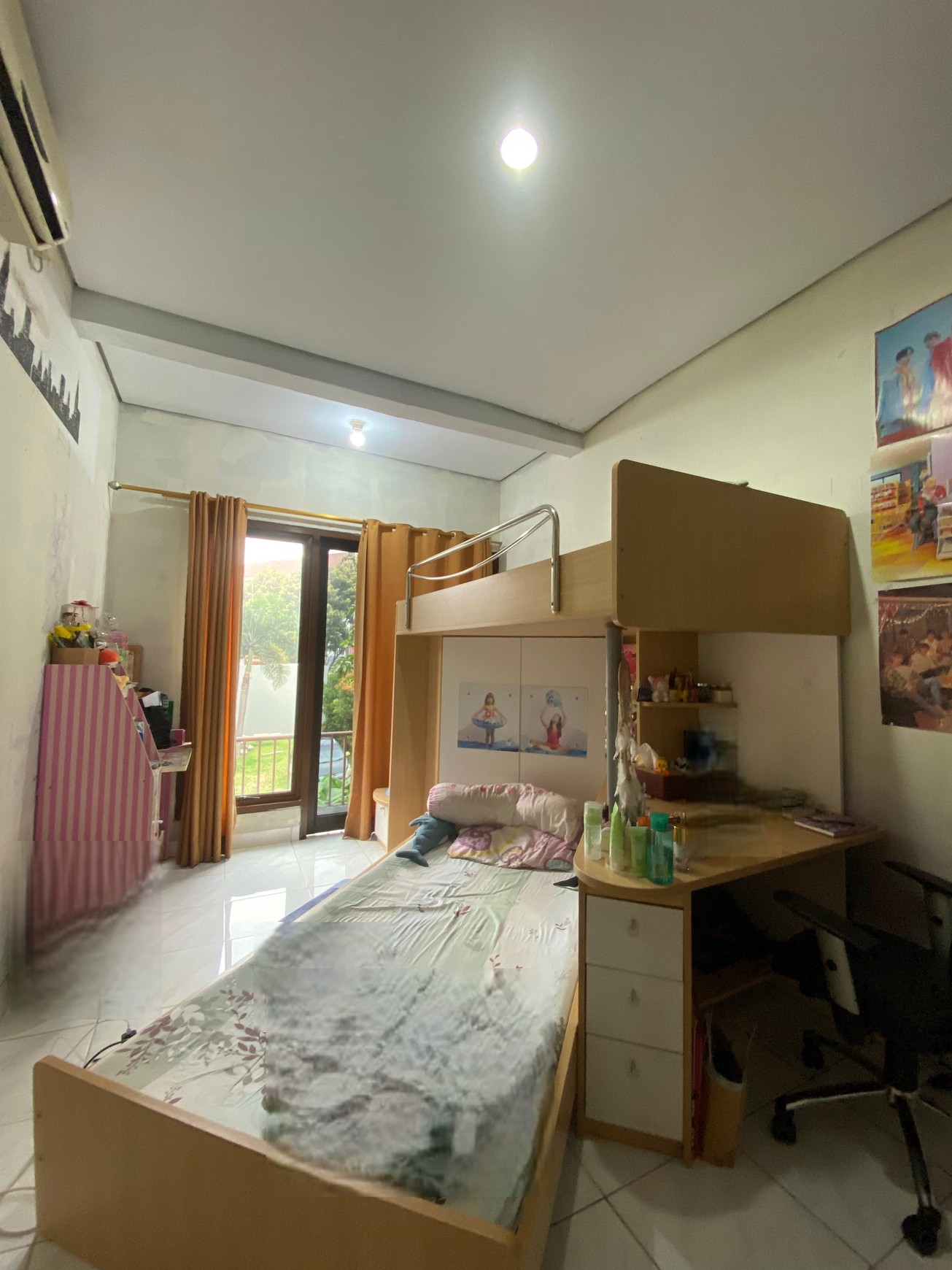 Rumah siap huni dengan harga terjangkau  memiliki Taman luas di Bintaro