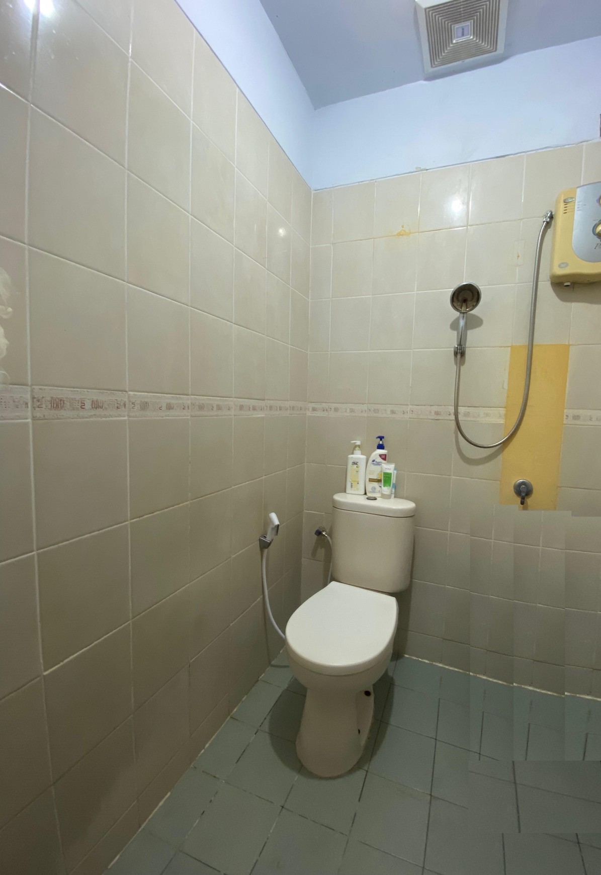 Rumah siap huni dengan harga terjangkau  memiliki Taman luas di Bintaro