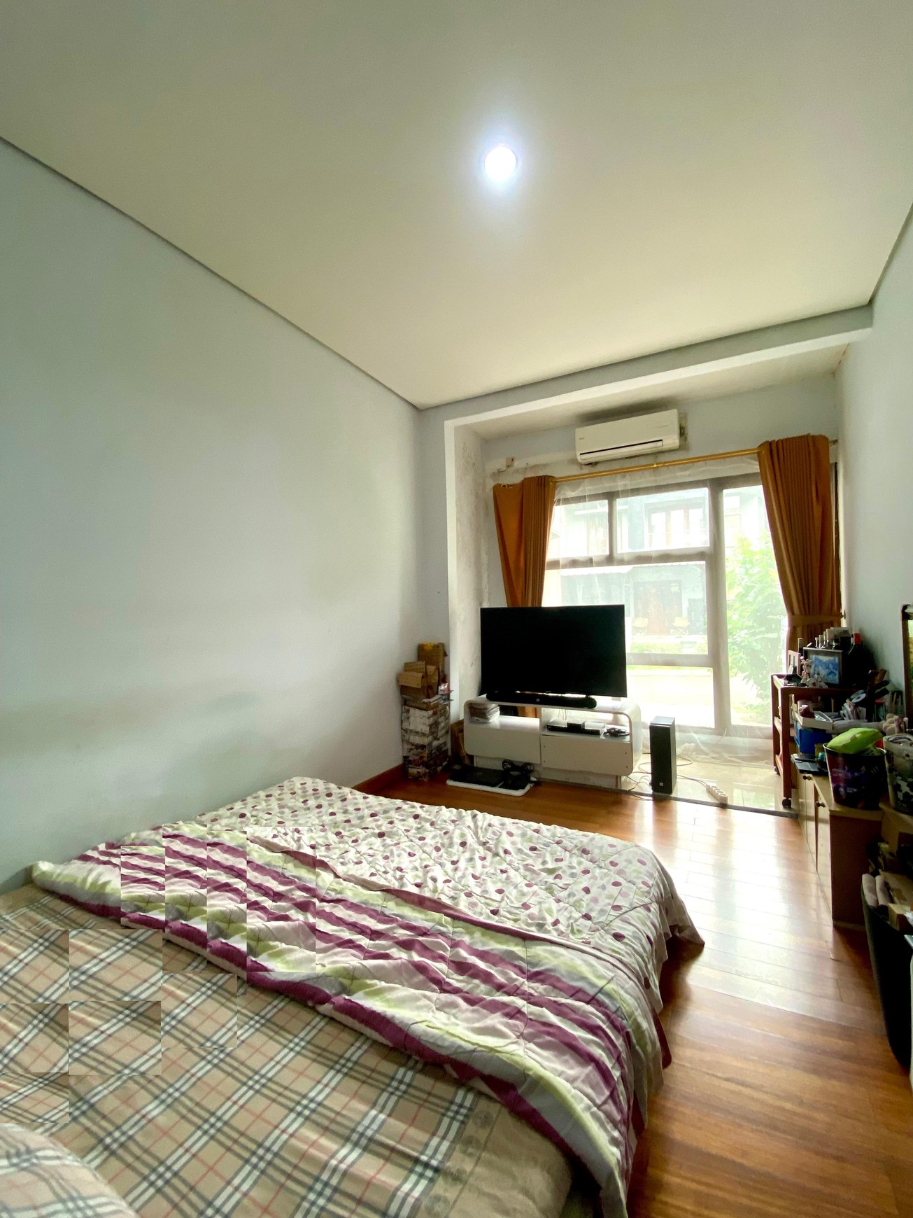 Rumah siap huni dengan harga terjangkau  memiliki Taman luas di Bintaro