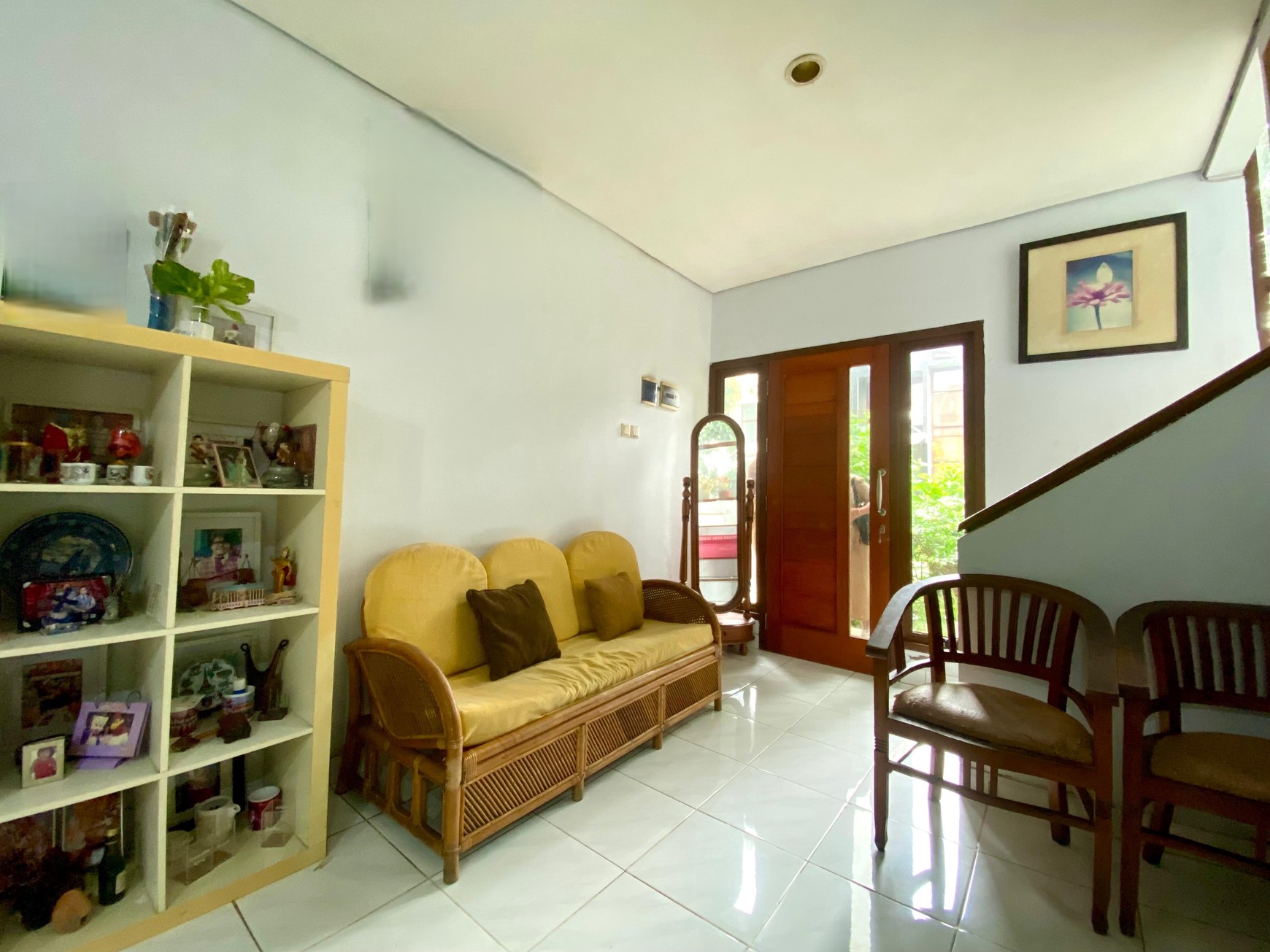 Rumah siap huni dengan harga terjangkau  memiliki Taman luas di Bintaro