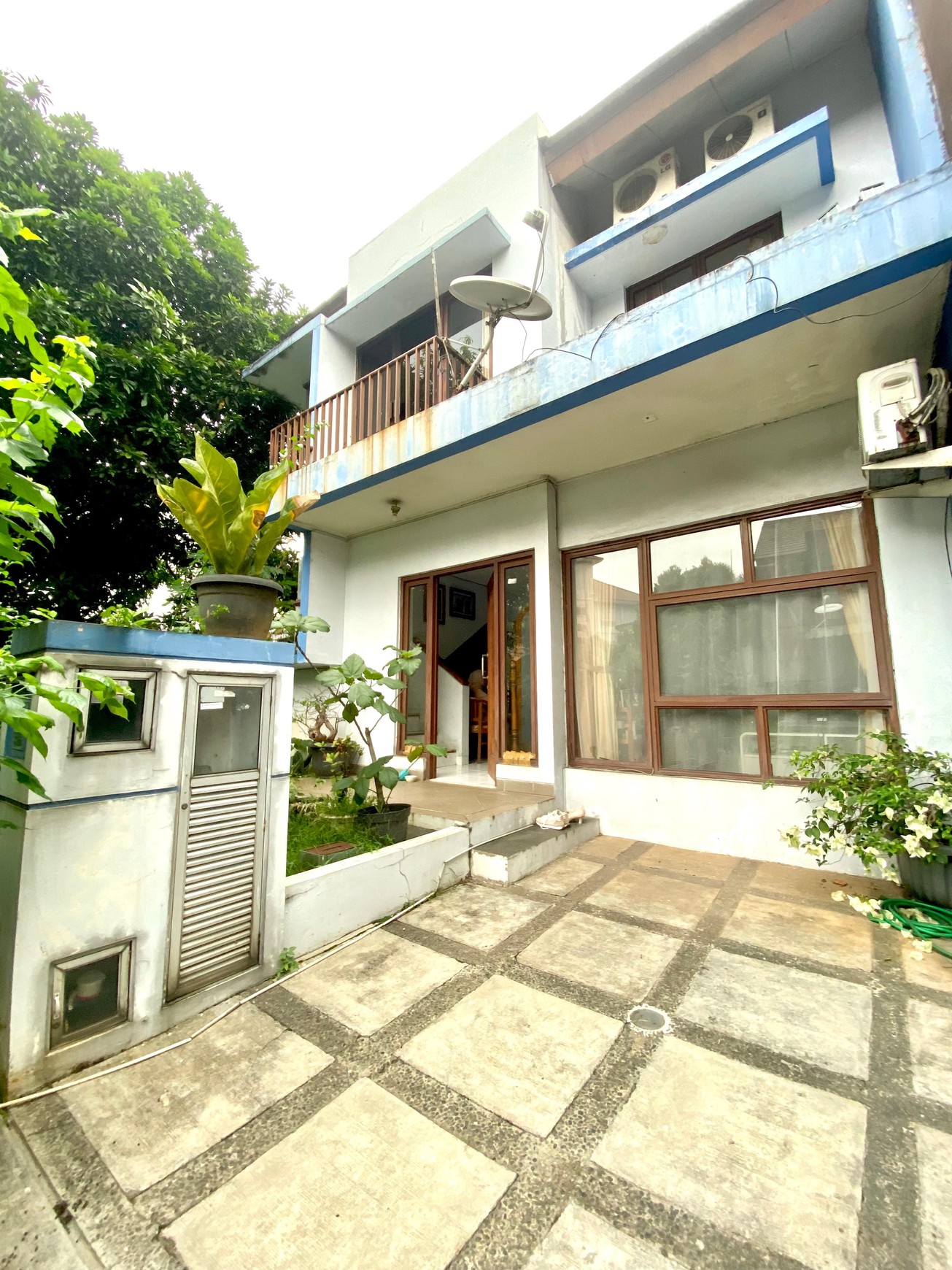 Rumah siap huni dengan harga terjangkau  memiliki Taman luas di Bintaro