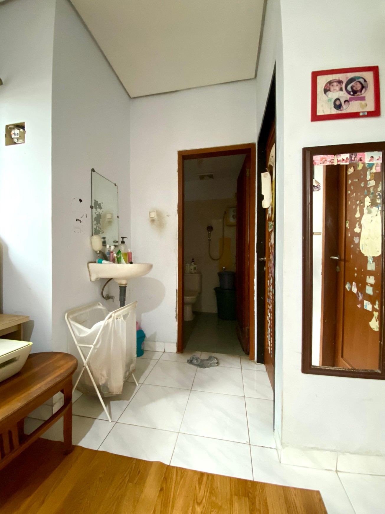 Rumah siap huni dengan harga terjangkau  memiliki Taman luas di Bintaro