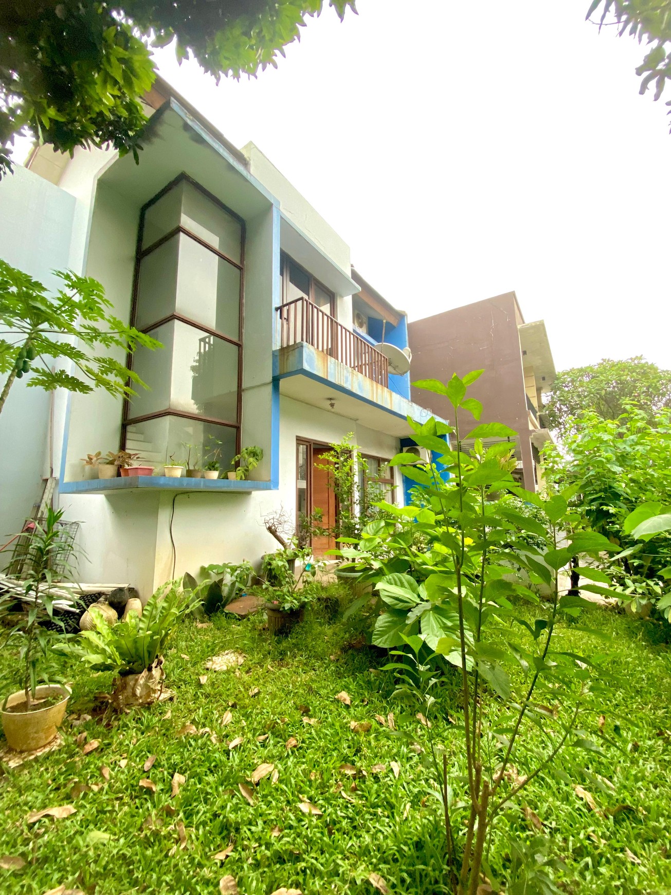 Rumah siap huni dengan harga terjangkau  memiliki Taman luas di Bintaro