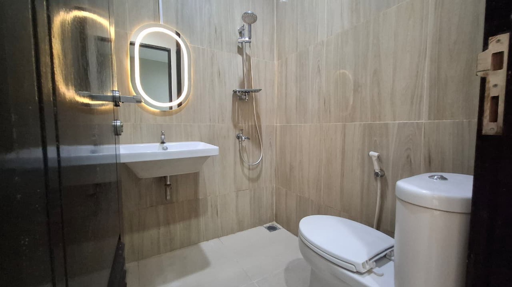 Investasi Tepat -  Rumah 2 Lantai di Tebet Barat Dalam Lokasi Dekat Pintu Toll & Pusat Kuliner