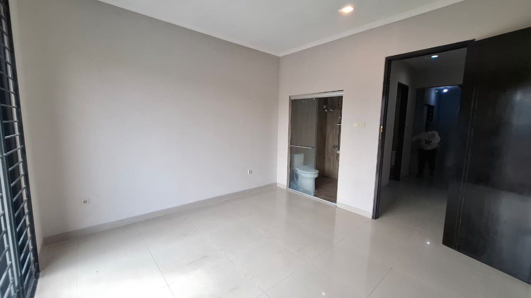 Investasi Tepat -  Rumah 2 Lantai di Tebet Barat Dalam Lokasi Dekat Pintu Toll & Pusat Kuliner